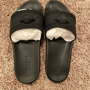 Too small. Received as a gift. Never worn.